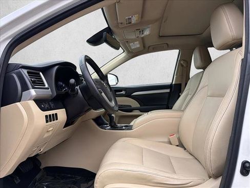 Used 2017 Toyota Highlander XLE image 8