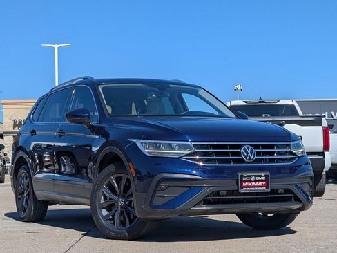Used 2023 Volkswagen Tiguan SE w/ Panoramic Sunroof Package FWD image 2