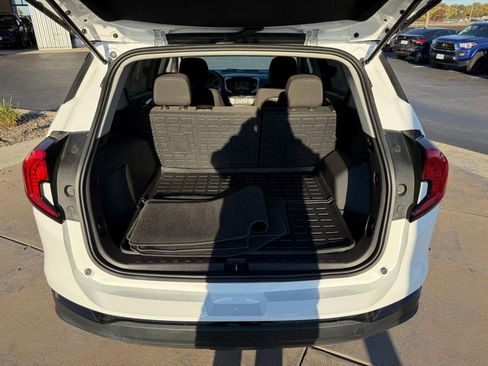 Used 2023 GMC Terrain SLE w/ Driver Convenience Package image 8