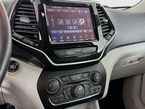 Used 2019 Jeep Cherokee Limited image 24