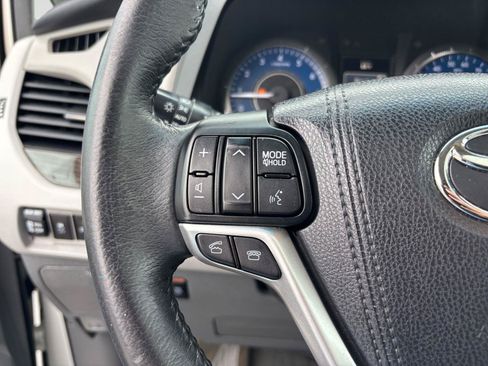 Used 2016 Toyota Sienna XLE Premium FWD image 26