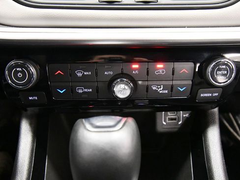 Used 2025 Jeep Compass Limited AWD/4WD image 25
