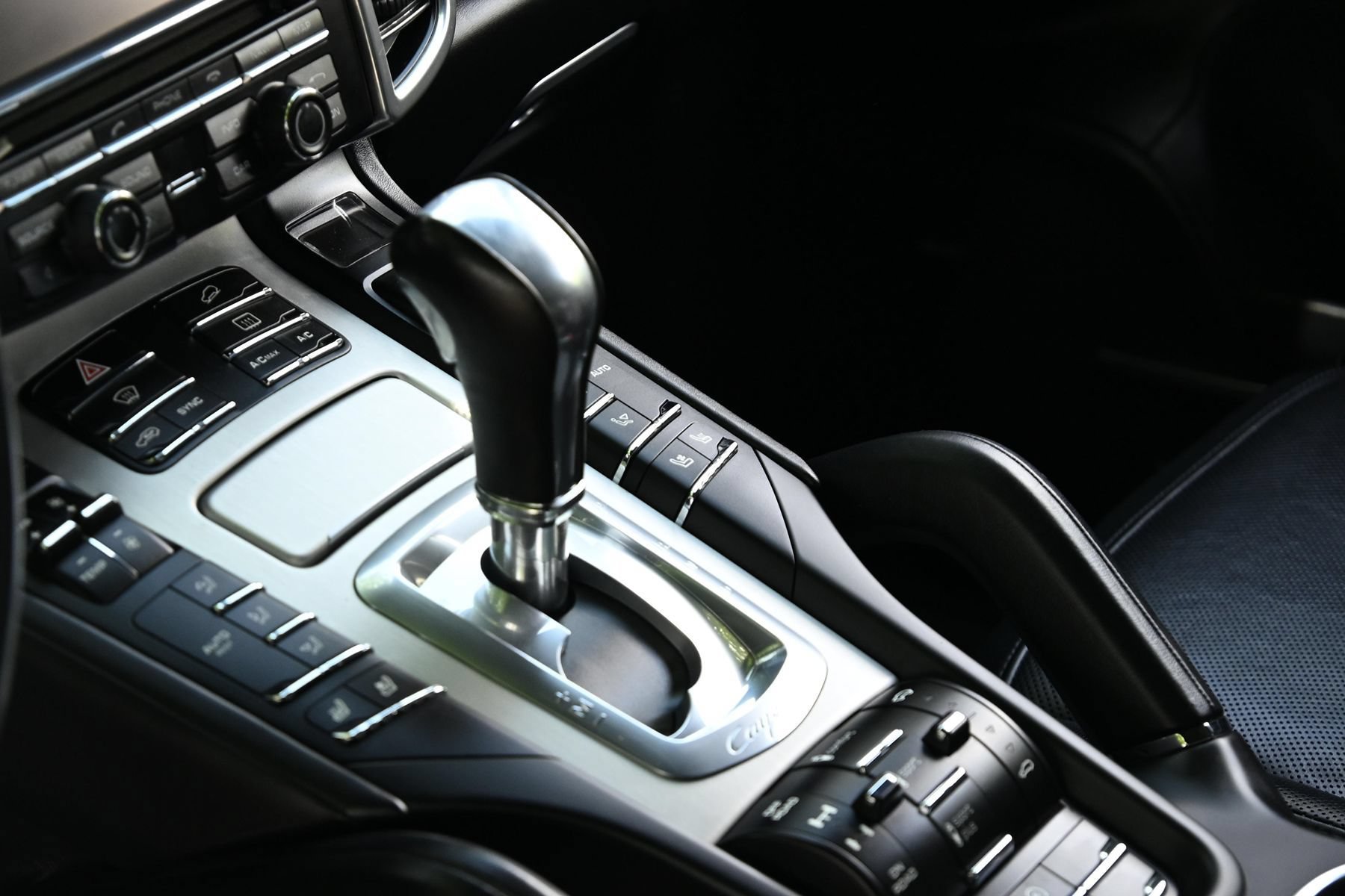 Used 2015 Porsche Cayenne Turbo AWD/4WD image 24