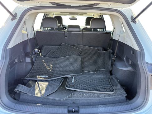 Used 2023 Volkswagen Tiguan SE w/ Panoramic Sunroof Package FWD image 17