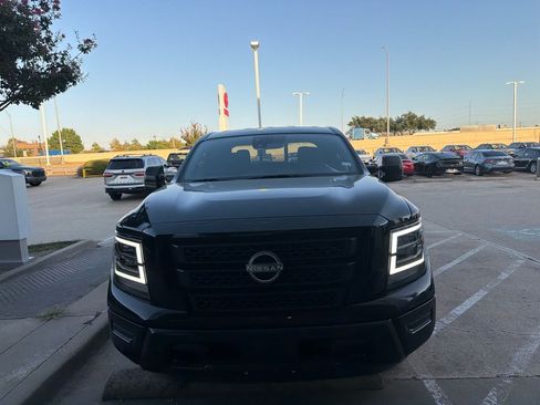 Used 2023 Nissan Titan SV w/ SV Convenience Package RWD image 2