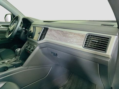 Used 2021 Volkswagen Atlas Cross Sport SE image 32