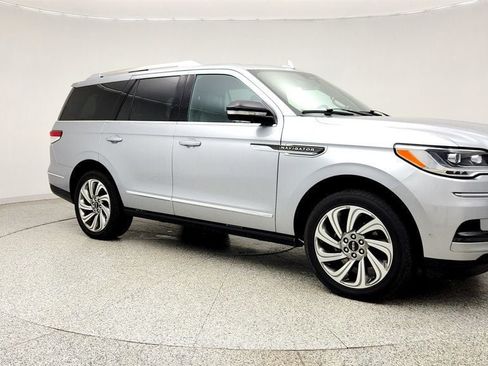 Used 2022 Lincoln Navigator Reserve RWD image 3