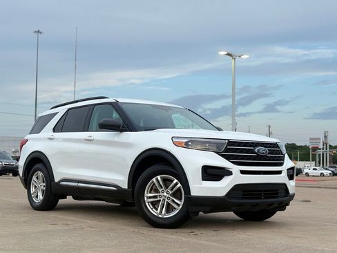 Used 2022 Ford Explorer XLT RWD image 2