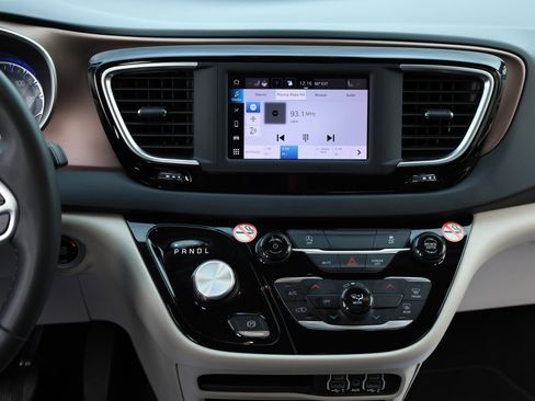 Used 2023 Chrysler Voyager LX image 8