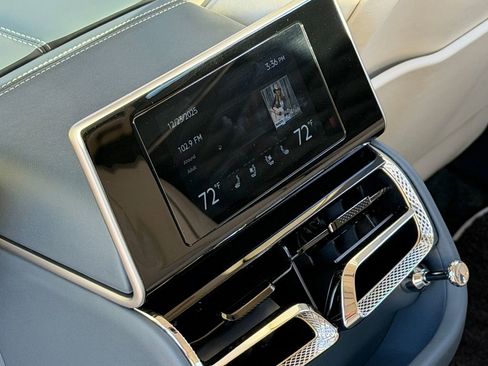 Used 2023 Bentley Flying Spur W12 image 40