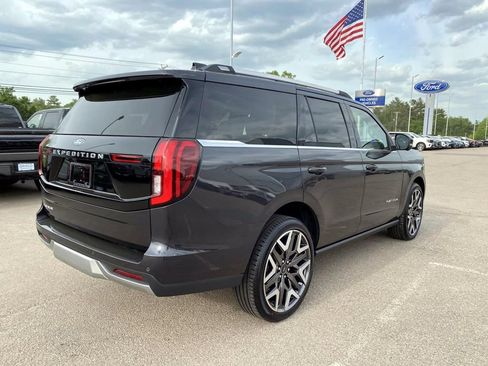Used 2026 Ford Expedition Platinum w/ Platinum Ultimate Package AWD/4WD image 3