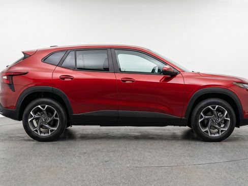 Used 2025 Chevrolet Trax LT FWD image 11