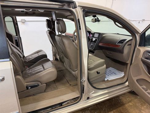 Used 2015 Chrysler Town & Country Touring-L w/ Driver Convenience Group image 12