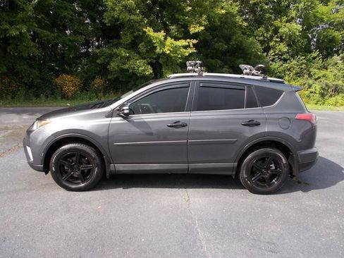 Used 2017 Toyota RAV4 XLE AWD/4WD image 3