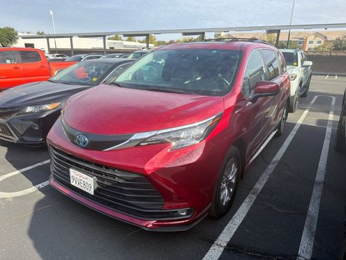 Used 2025 Toyota Sienna XLE w/ XLE Plus Package FWD image 3