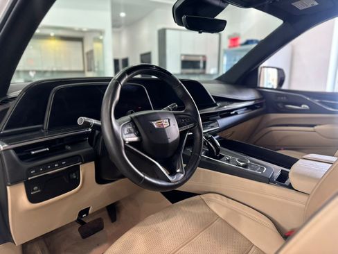 Used 2024 Cadillac Escalade Premium Luxury AWD/4WD image 17