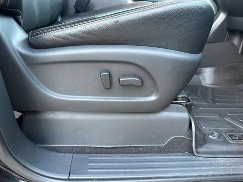 Used 2017 Nissan Titan SL image 11