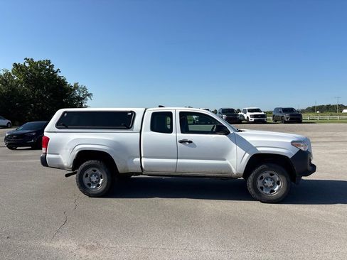 Used 2016 Toyota Tacoma SR RWD image 2