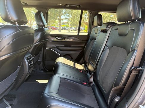 Used 2022 Jeep Grand Cherokee Altitude AWD/4WD image 18