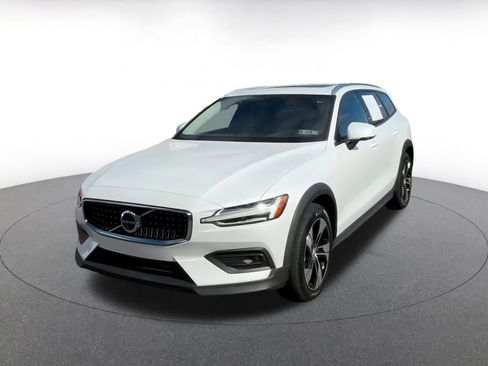Used 2025 Volvo V60 B5 Cross Country Plus image 6