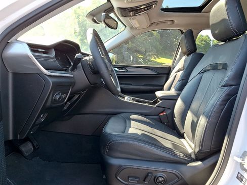 Used 2023 Jeep Grand Cherokee L Laredo AWD/4WD image 11