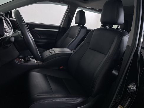 Used 2019 Toyota Highlander XLE AWD/4WD image 12