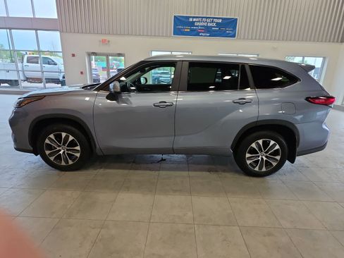Used 2023 Toyota Highlander XLE AWD/4WD image 12