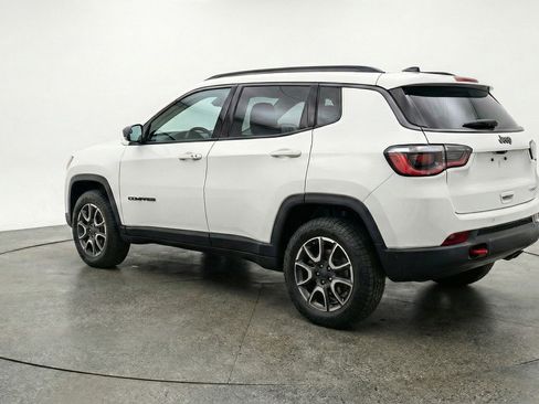 Used 2025 Jeep Compass Trailhawk AWD/4WD image 6