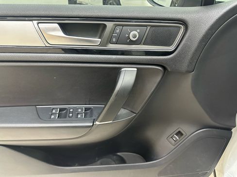 Used 2015 Volkswagen Touareg Sport image 15
