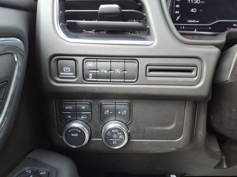 Used 2023 GMC Yukon SLE w/ Gmc Pro Safety Plus Package image 14