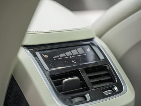 Certified 2023 Volvo XC90 B6 Plus AWD/4WD image 32