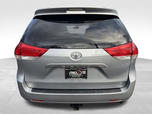 Used 2014 Toyota Sienna LE image 4
