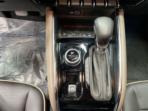 Used 2025 GMC Canyon Denali image 17