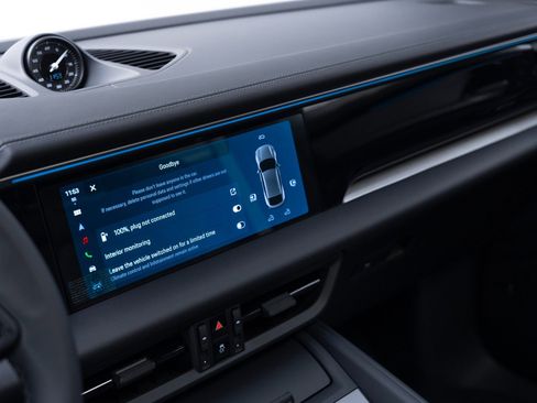 Certified 2025 Porsche Macan Electric RWD image 25