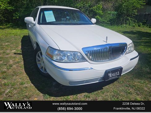 Used 2008 Lincoln Town Car Signature Limited RWD image 2