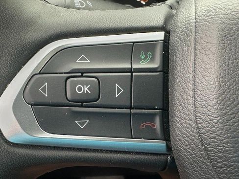 Used 2023 Jeep Compass Limited image 17