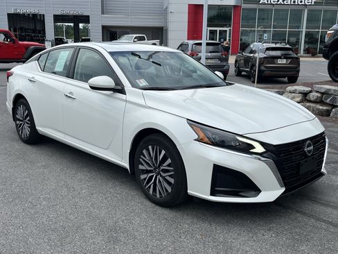 Used 2023 Nissan Altima 2.5 SV w/ SV Premium Package AWD/4WD image 1