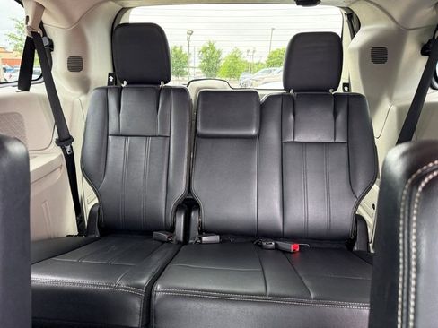 Used 2013 Chrysler Town & Country Touring FWD image 15