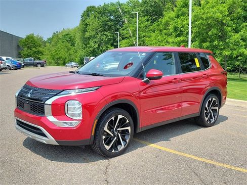 Used 2023 Mitsubishi Outlander SE Black Edition image 2