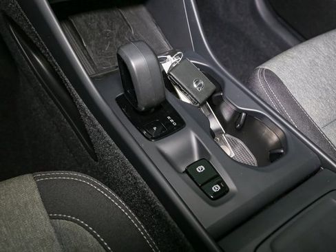 Used 2025 Volvo XC40 B5 Core image 30