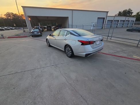 Used 2025 Nissan Altima 2.5 SV FWD image 8