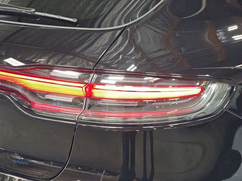 Certified 2025 Porsche Macan image 30
