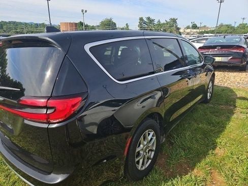 Used 2023 Chrysler Pacifica Touring-L FWD image 5
