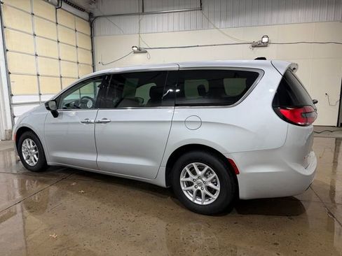 Used 2024 Chrysler Pacifica Touring-L image 7