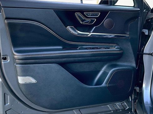 Used 2025 Lincoln Corsair Reserve image 23