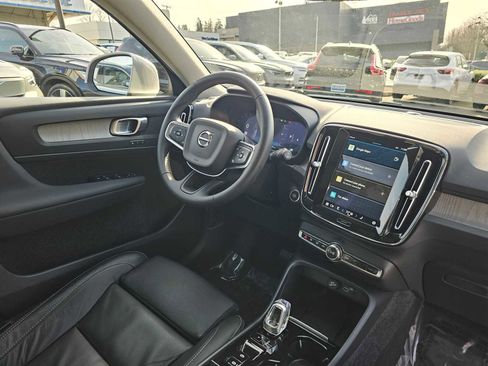 Used 2023 Volvo XC40 B4 Plus w/ Protection Package Premier image 10