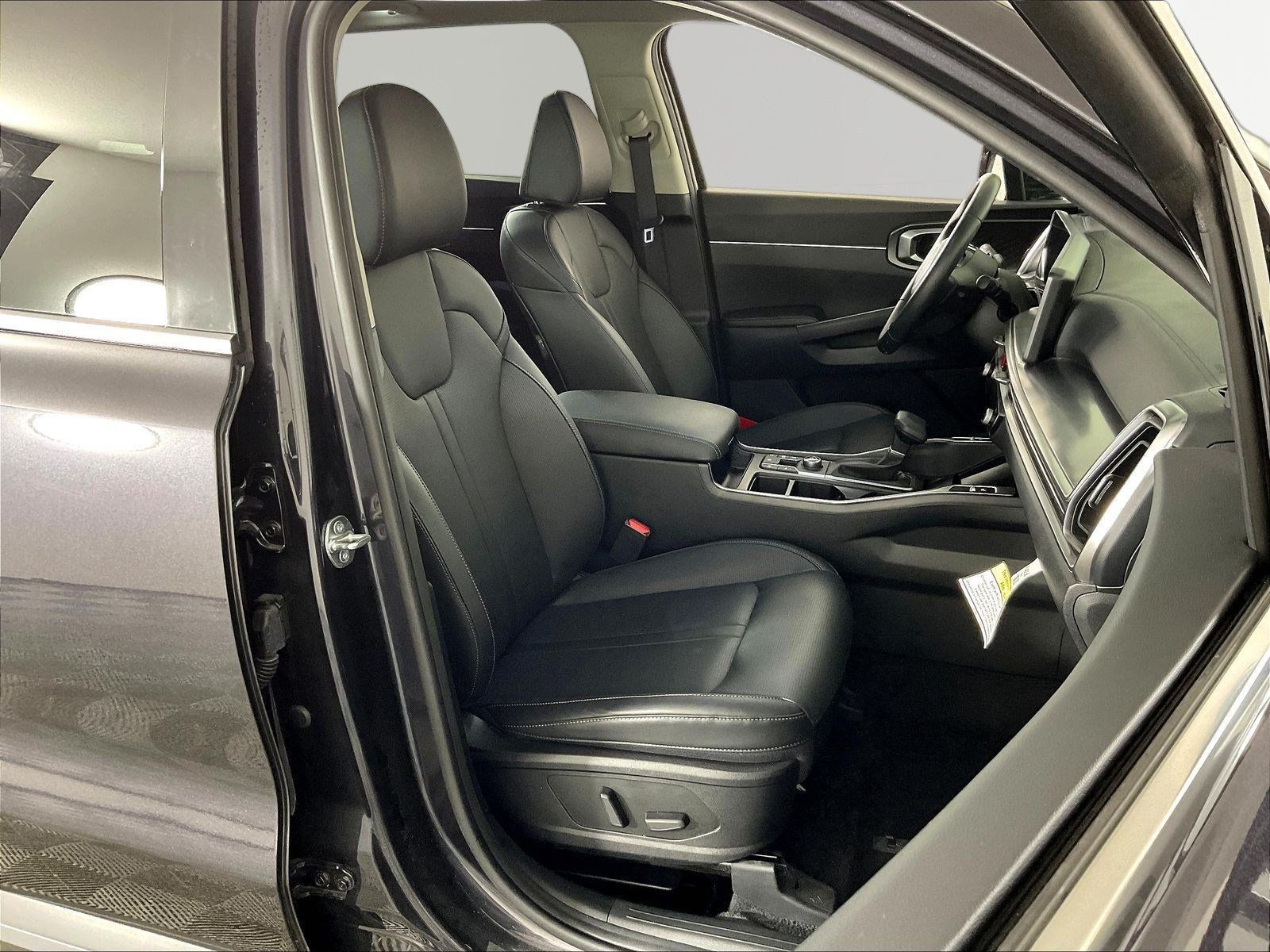 Certified 2025 Kia Sorento EX w/ Panoramic Sunroof Package FWD image 30