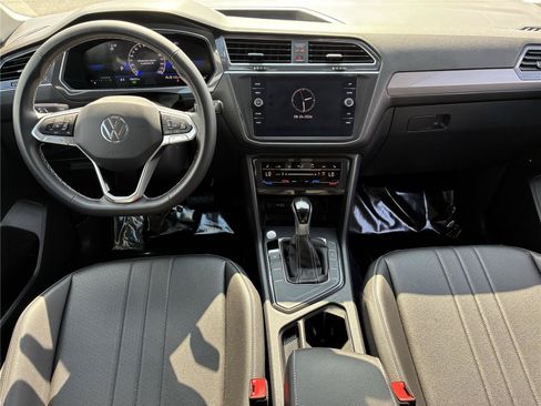 Certified 2023 Volkswagen Tiguan SE FWD image 19