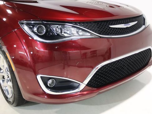 Used 2018 Chrysler Pacifica Limited FWD image 25