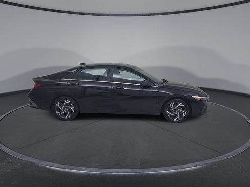 Used 2025 Hyundai Elantra Limited FWD image 19